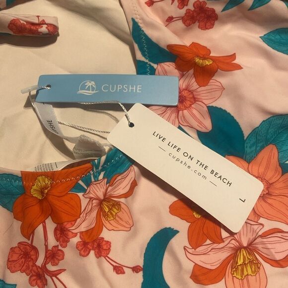 Floral Halter Swimsuit Cupshe Size large - Picture 4 of 7